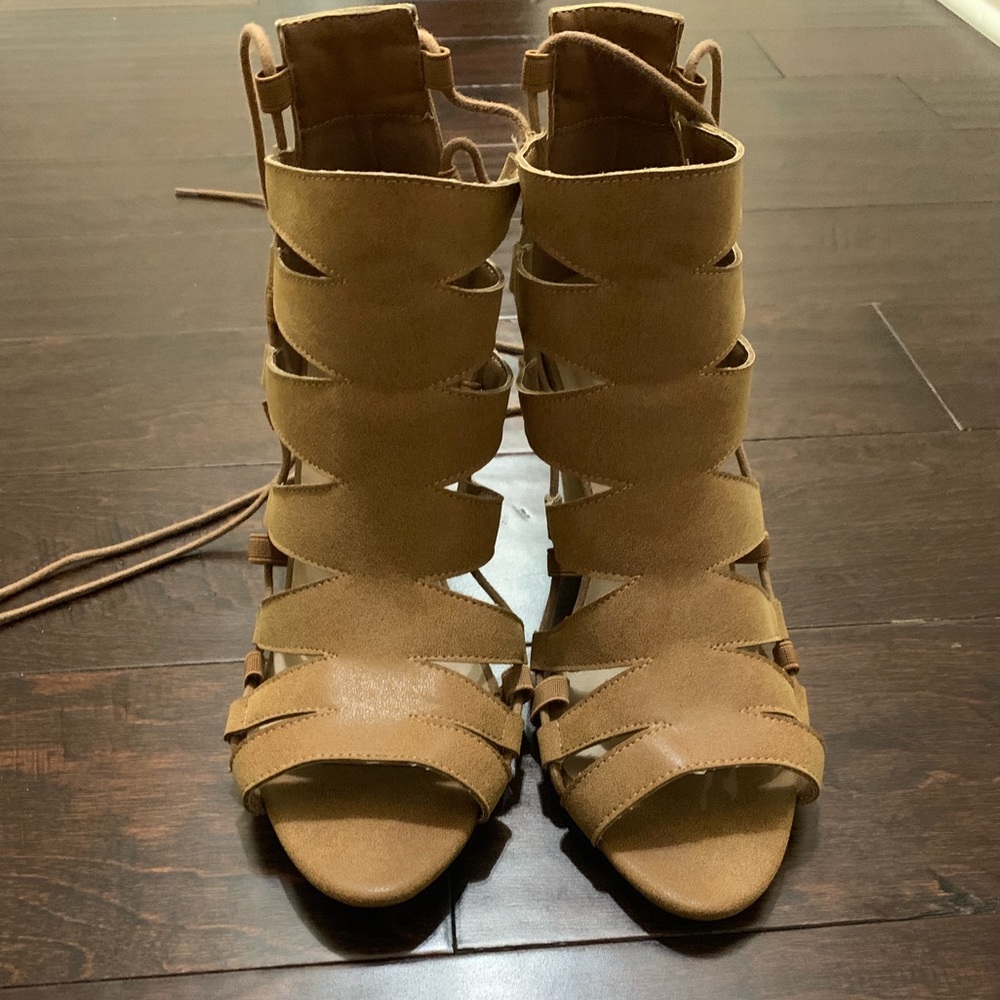 Wedge shoes that tie up the calf.